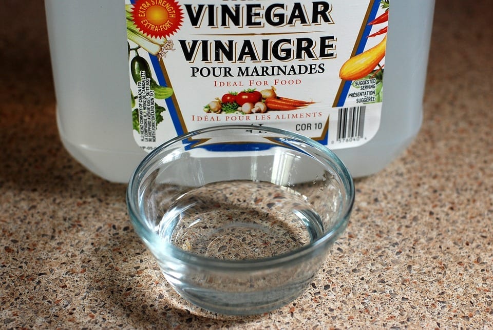 cleaning with white vinegar